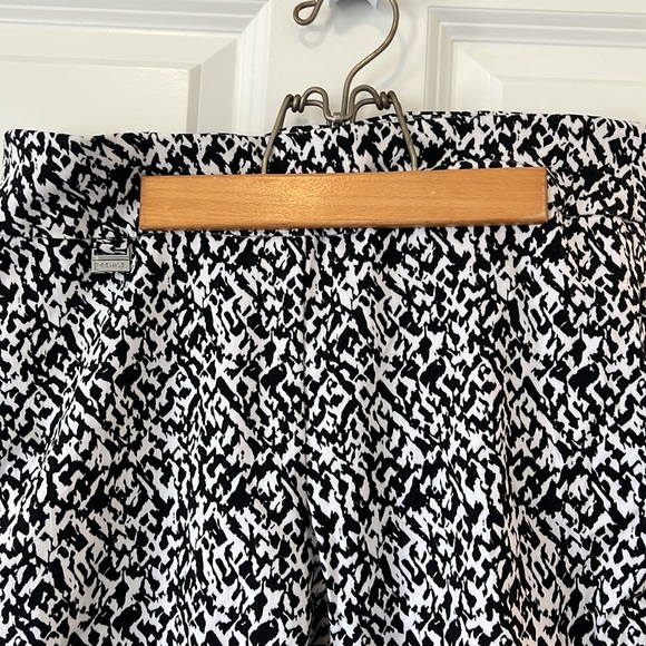 Premise -black and white stretch pull on Capri bottom. Size medium. - Picture 3 of 12